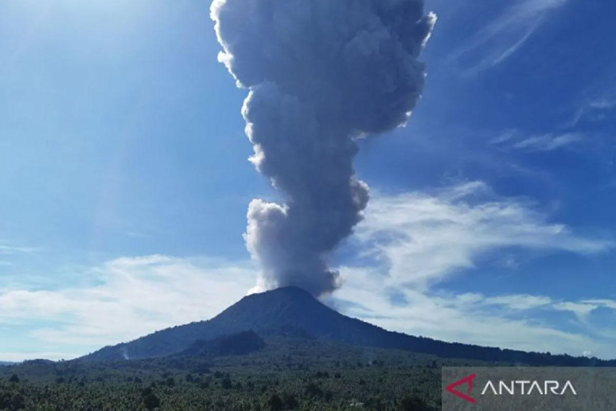 Gunung Ibu Erupsi Hingga Kamis Pagi, Kolom Abu Mencapai 400 M