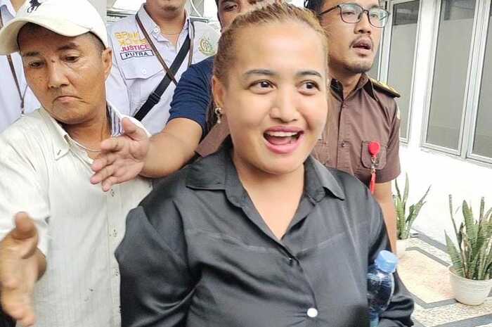 Resmi Ditahan Kejari Palembang, Lina Mukherjee Jadi Objek Selfie
