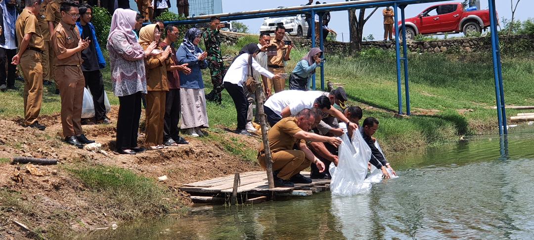 Dinas Perikanan Ogan Ilir Tebar 1,2 Juta Benih Ikan ke Sungai