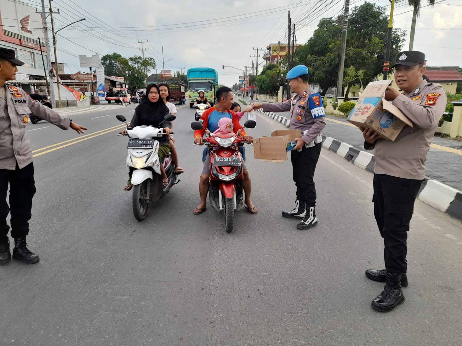 Polsek Indralaya Bagikan Takjil Para Pengendara 