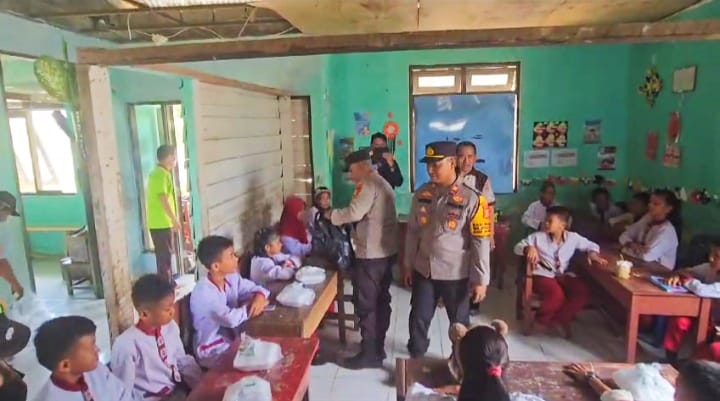 Polsek Lalan Bagikan 90 Kotak Makan Siang Bergizi Siswa SDN Bumi Agung 