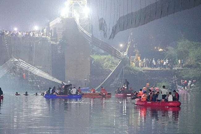 Jembatan Tua di Morbi India Runtuh, 400 Orang Tercebur ke Dalam Sungai, 132 Orang Tewas