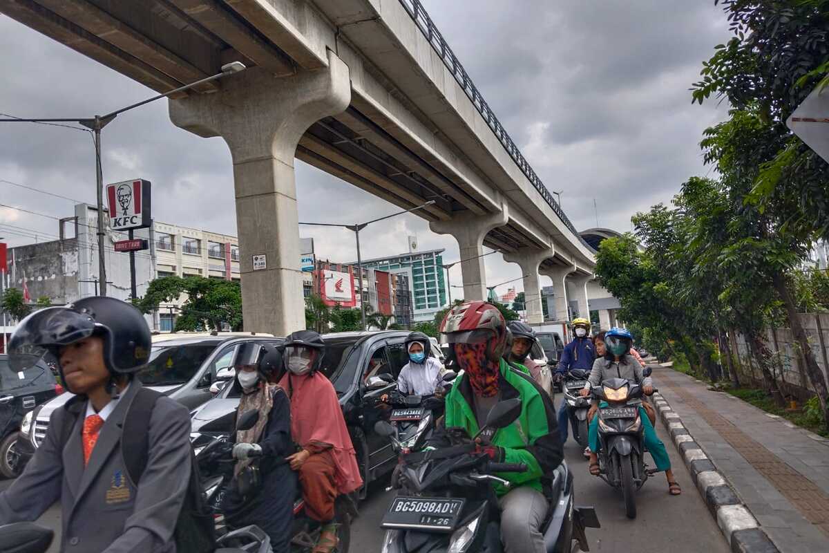 Beras Bulog Tumpah, Jl Kolonel H Barlian Palembang Macet Panjang