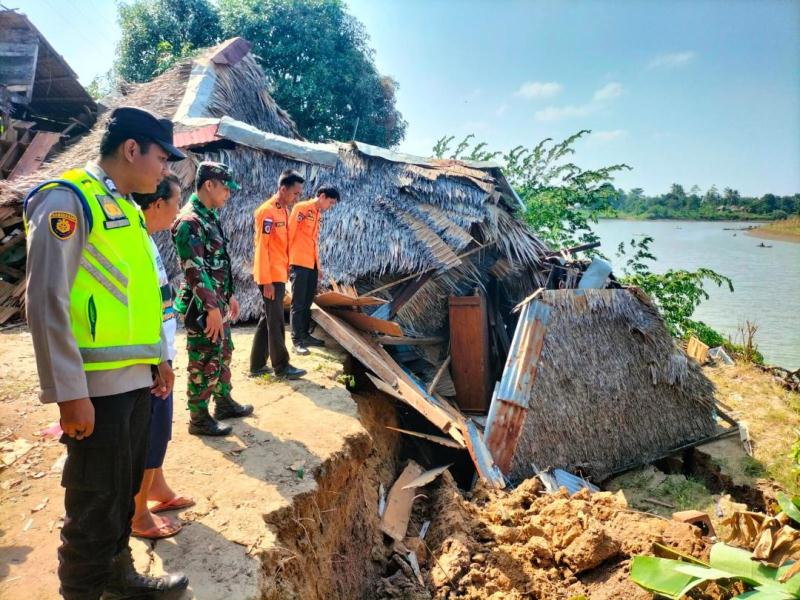 Tanah Longsor Diikui Rumah Roboh Desa Ketapang I, Ogan Ilir 