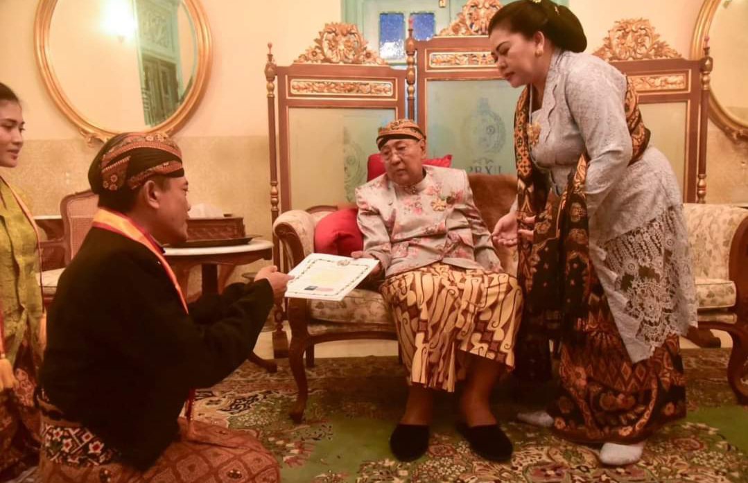 Pj Gubernur Agus Fatoni Diberi Gelar  Kanjeng Raden Tumenggung dari Keraton Surakarta