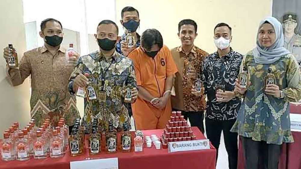 Miras Palsu Mansion House, Vodka dan Whisky Pakai Pelarut Industri, Pengedar Ditangkap di Pasar Tanjung Raja 