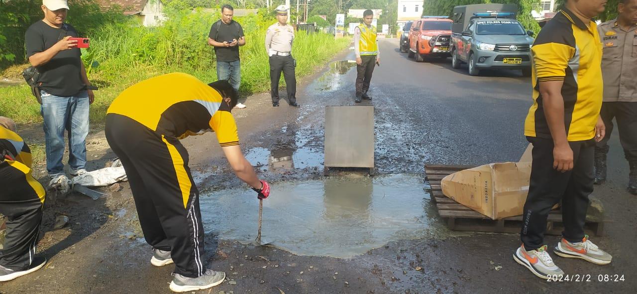 Polres Ogan Ilir Timbun Jalan Rusak dan Berlobang