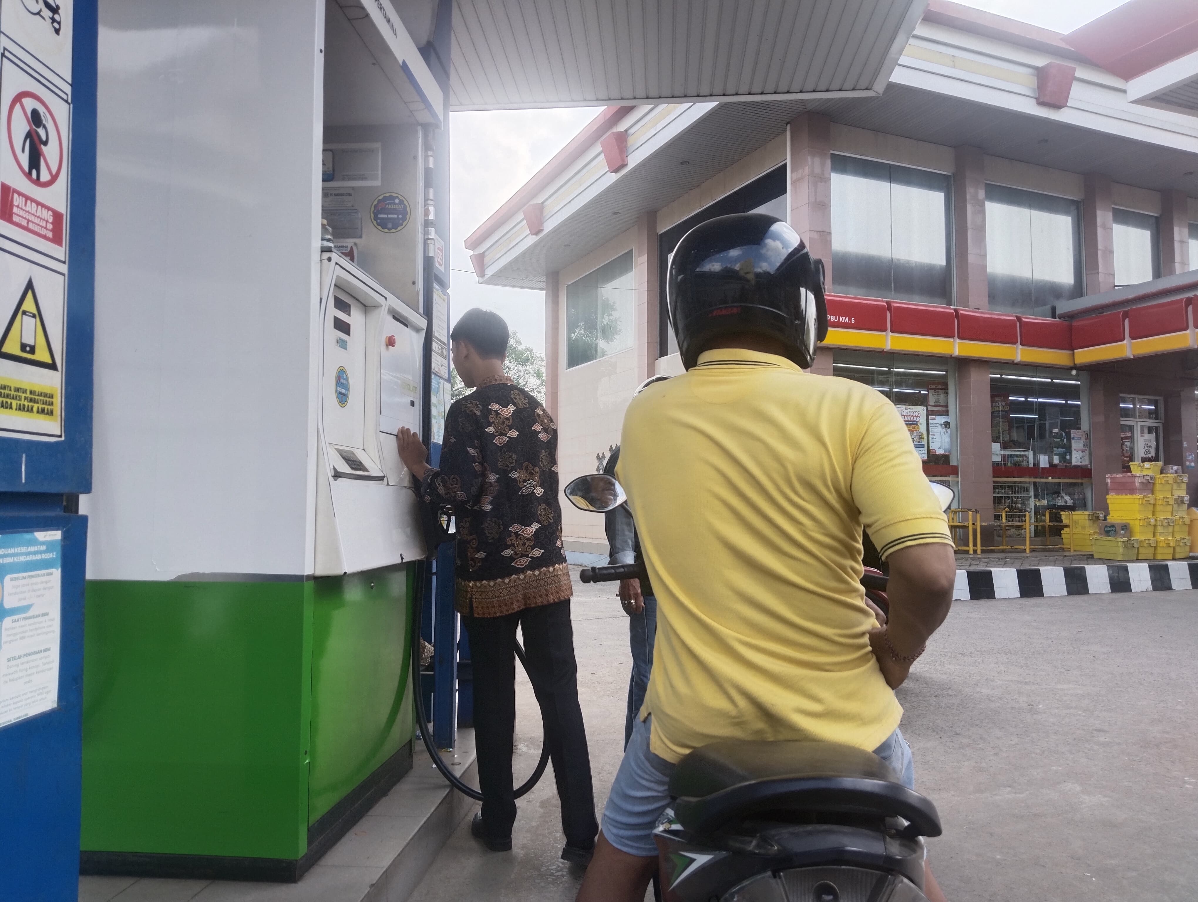 Hari Kartini, Pegawai SPBU Kenakan Kebaya-Batik