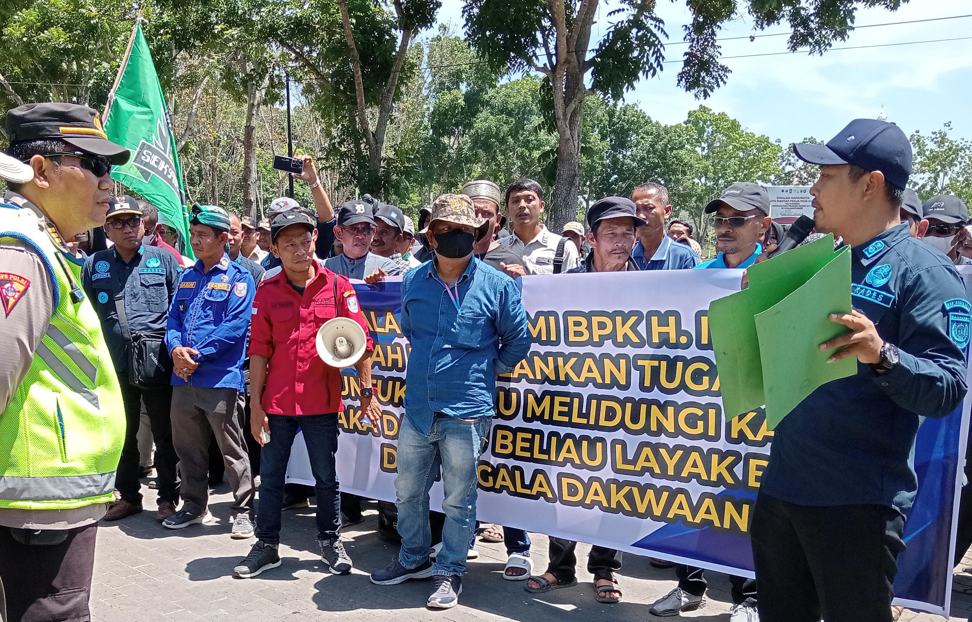 Ratusan Kades dan Warga Desa Air Solok Datangi Kantor Bupati