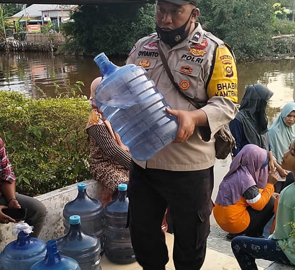 Bantu Masyarakat, Polsek Air Sugihan Distribusikan Air Bersih