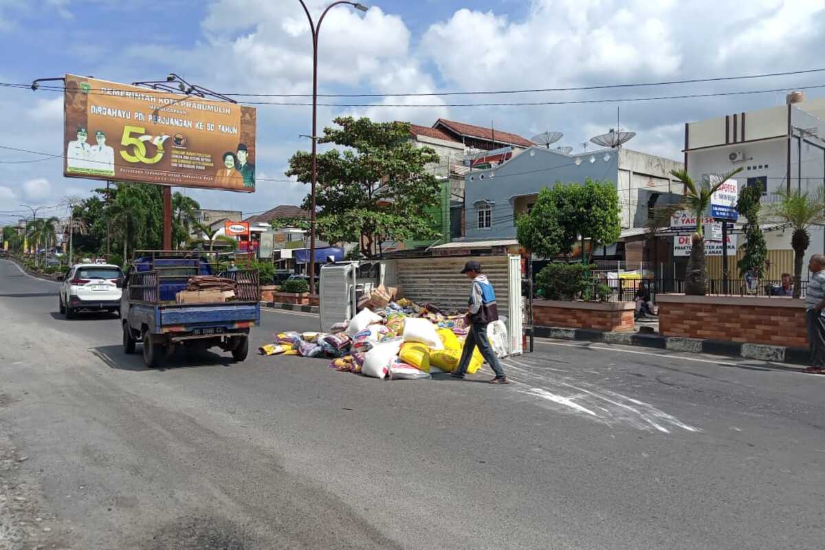 Pikap Sembako di Prabumulih Mengalami Laka Tunggal, Kernet Tertimpa Beras, Bagaimana Nasibnya? 