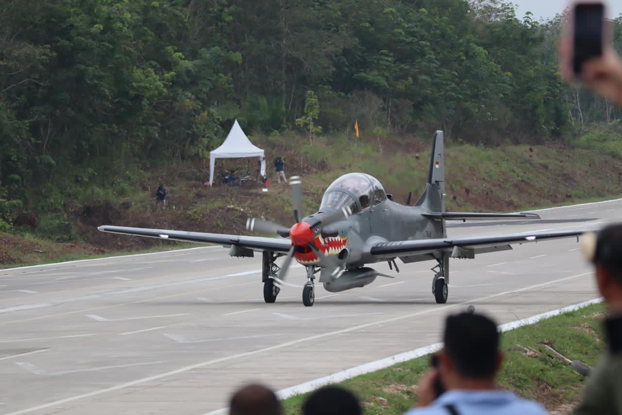 Pesawat  Tempur Mendarat di Tol  Indonesia,  Ada Apa ?