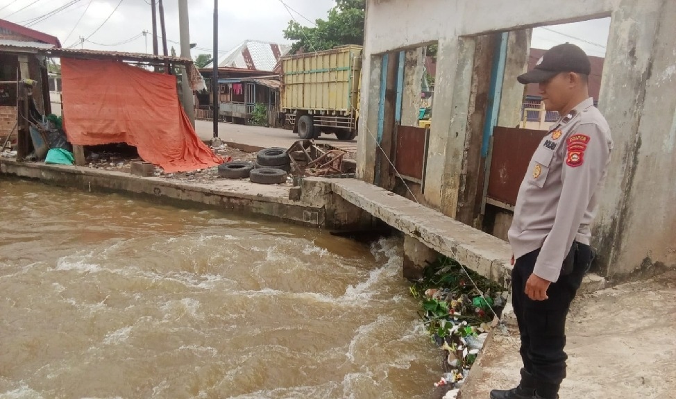 Polsek Pemulutan Lakukan Pengecekan Debit Air, Situasi Wilayah Terpantau Normal