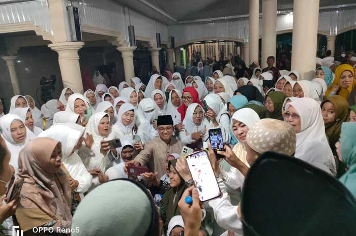 Kunjungi Ponpes Darul Muttaqien OKI, Anies Baswedan Diserbu Emak-Emak