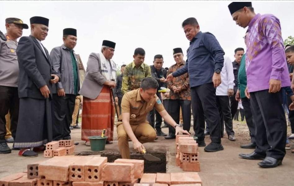 Gubernur HD dan Bupati Panca Lakukan Peletakan Batu Pertama MTs Nurul Islam Desa Sribandung