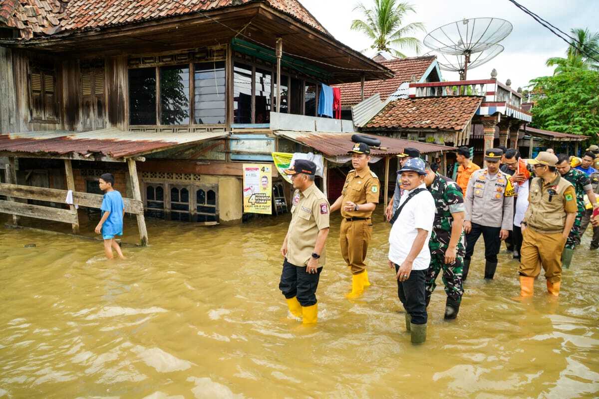 Tinjau Banjir, Pj Bupati Muba Berikan Bantuan 