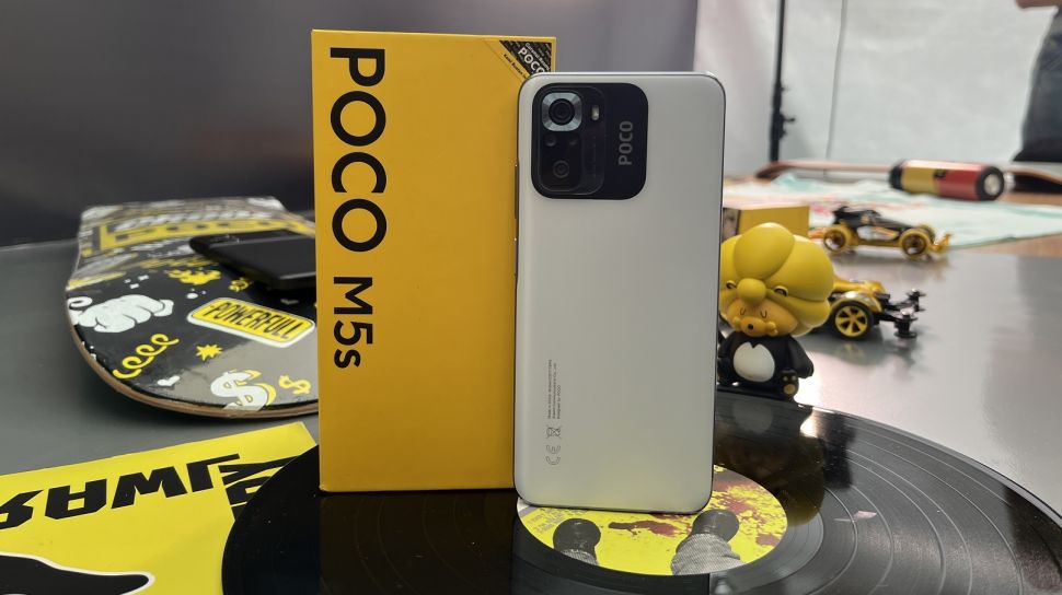 POCO M5s Dilindungi Kaca Gorilla Glass Serta Tahan Debu dan Percikan Air, Smartphone Harga Miring 
