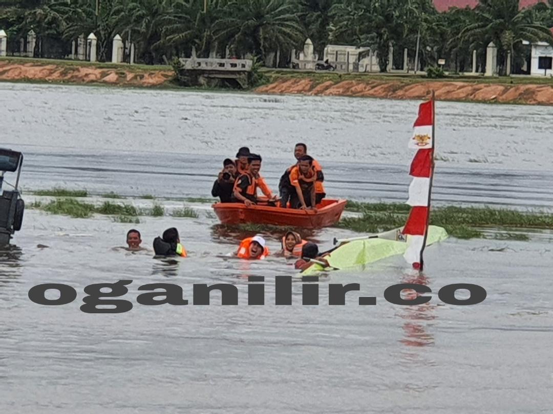 Usai Finish, Perahu  Dinaiki Bupati Panca Terbalik 