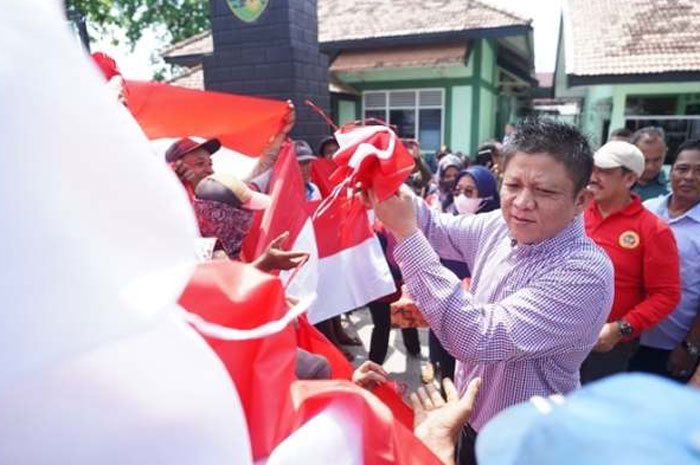 Turun ke Pasar, Bupati OKU Timur Bagikan Bendera 