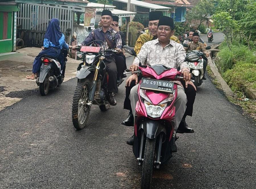 Naik Motor, Sekda Muba Tinjau Jalan Desa Teluk Kijing