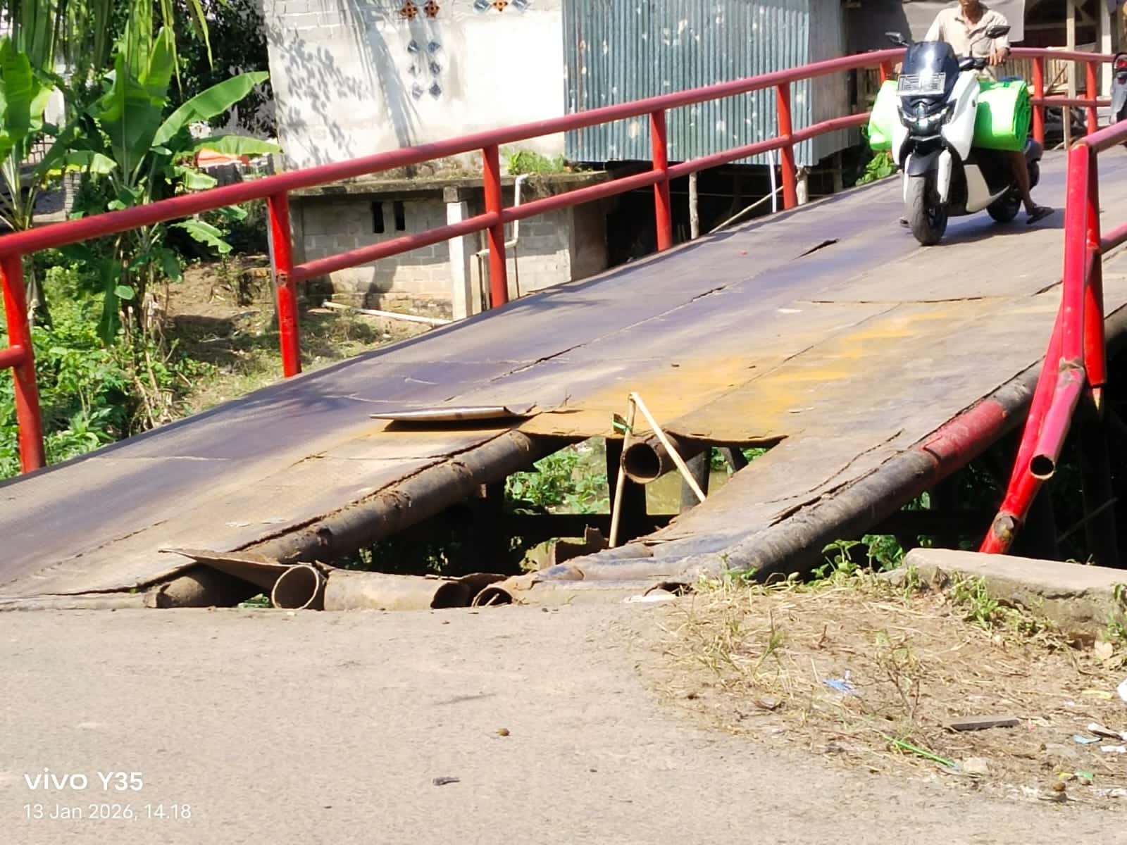 Jembatan Plat Besi Ketapang 2  Ogan Ilir  Jebol, Warga  Teranvam Terisolasi