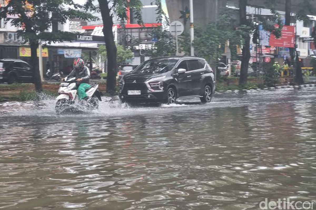 Ini Penampakan Banjir Menggenangi Jl Boulevard Selatan Jakarta Utara