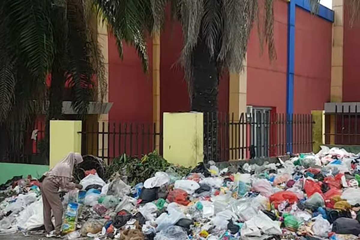 Tumpukan Sampah di Taman Kota Prabujaya Prabumulih, Siapa Salah?