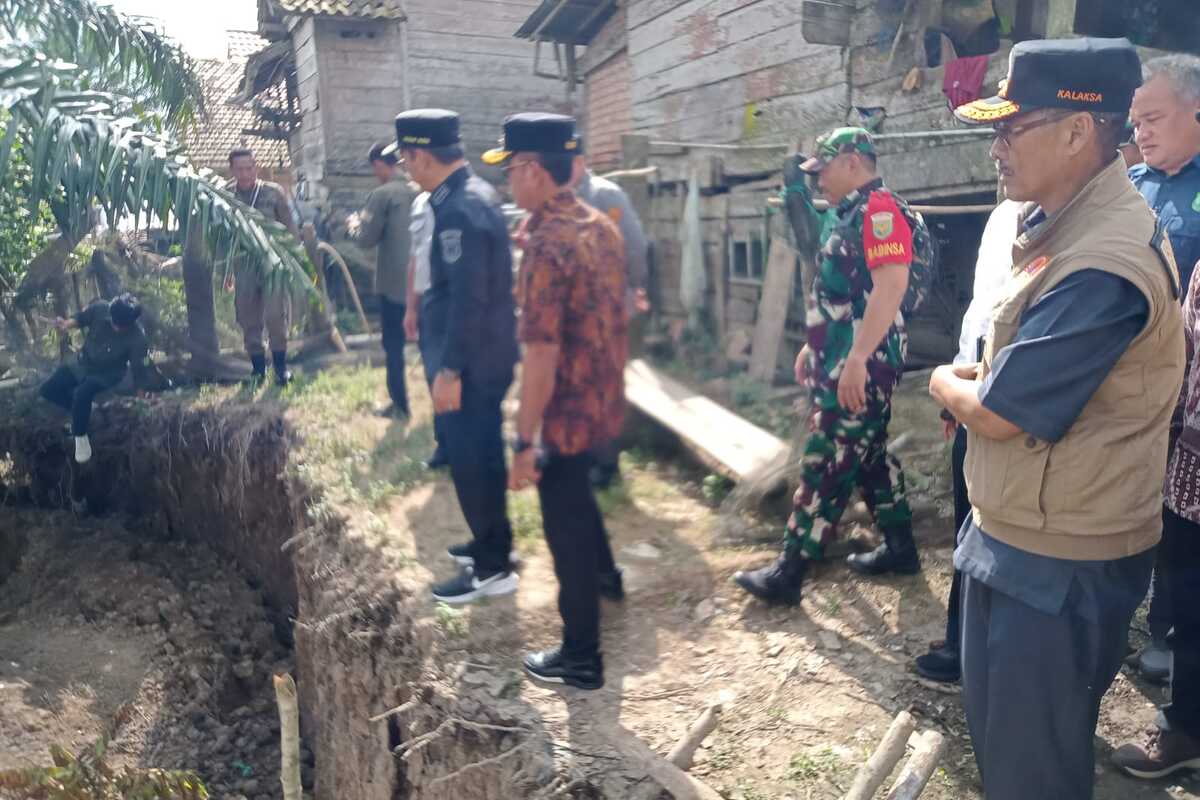 Wabup Muba Tinjau Korban Longsor di Sanga Desa, Langsung Berikan Bantuan