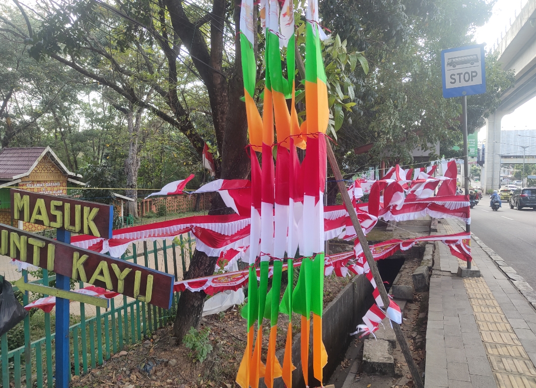 Jelang HUT ke-79 RI, Pedagang Bendera Mulai Menjamur di Jalan Kota Palembang