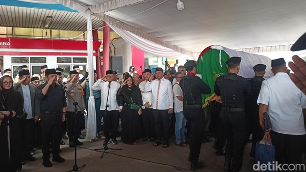 Alex Noerdin Dimakamkan Secara Kedinasan, Gubernur Sumsel Jadi Inspektur Upacara