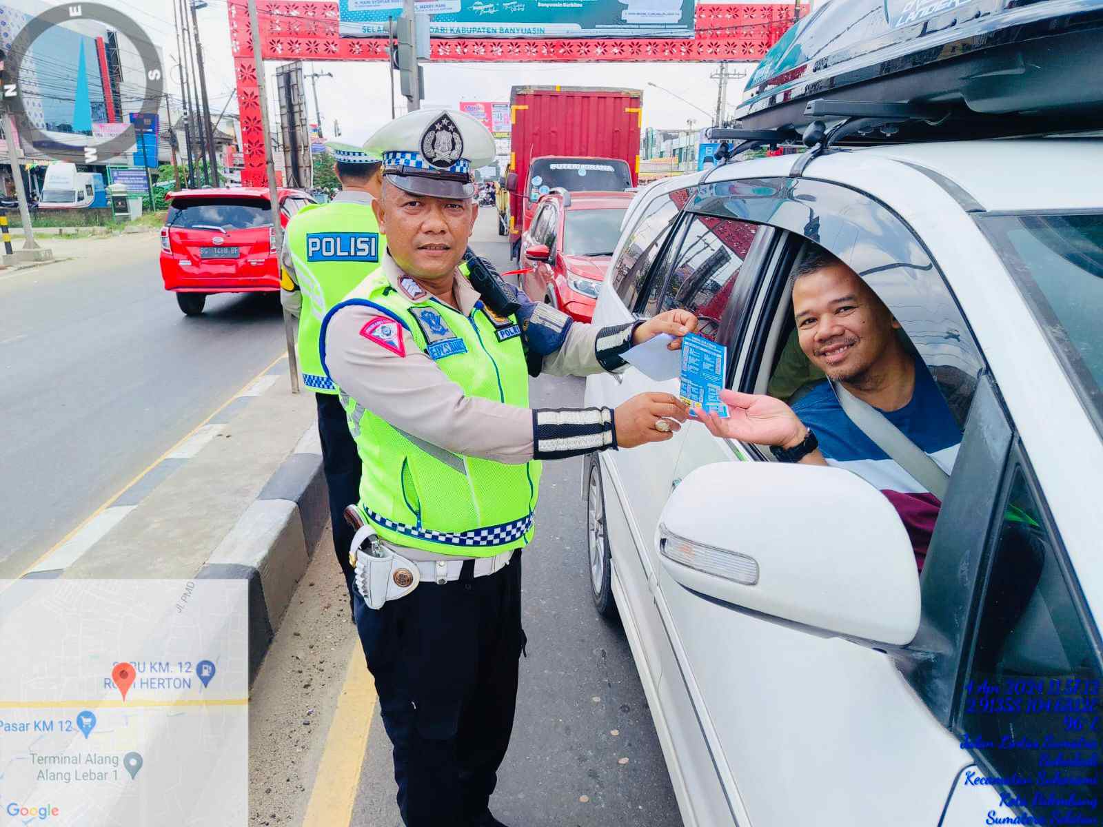 Satlantas Polres Banyuasin Pandu Pemudik Dengan Barcode  Jalan Alternatif