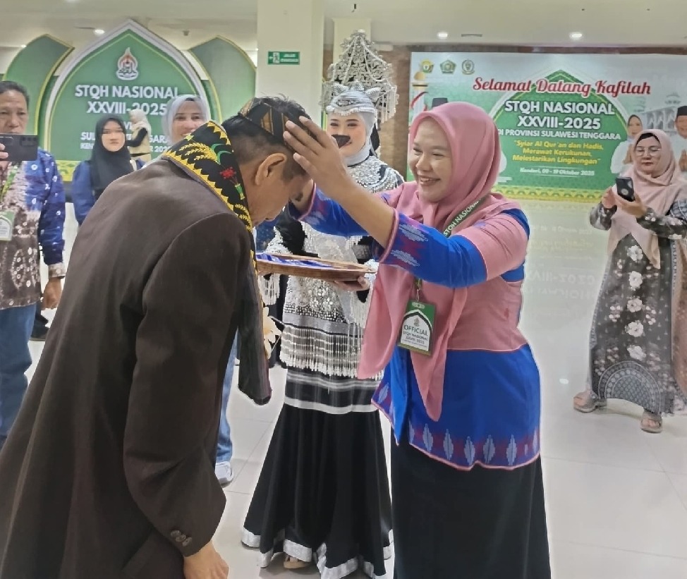 Kafilah STQH Tiba di Kendari, KH Mudrik Qori Dipakaikan Topi Adat