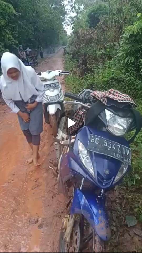 Lepas Sepatu, Pakaian Sekolah Kecipratan Lumpur, Terjadi Rambang Kuang Ogan Ilir