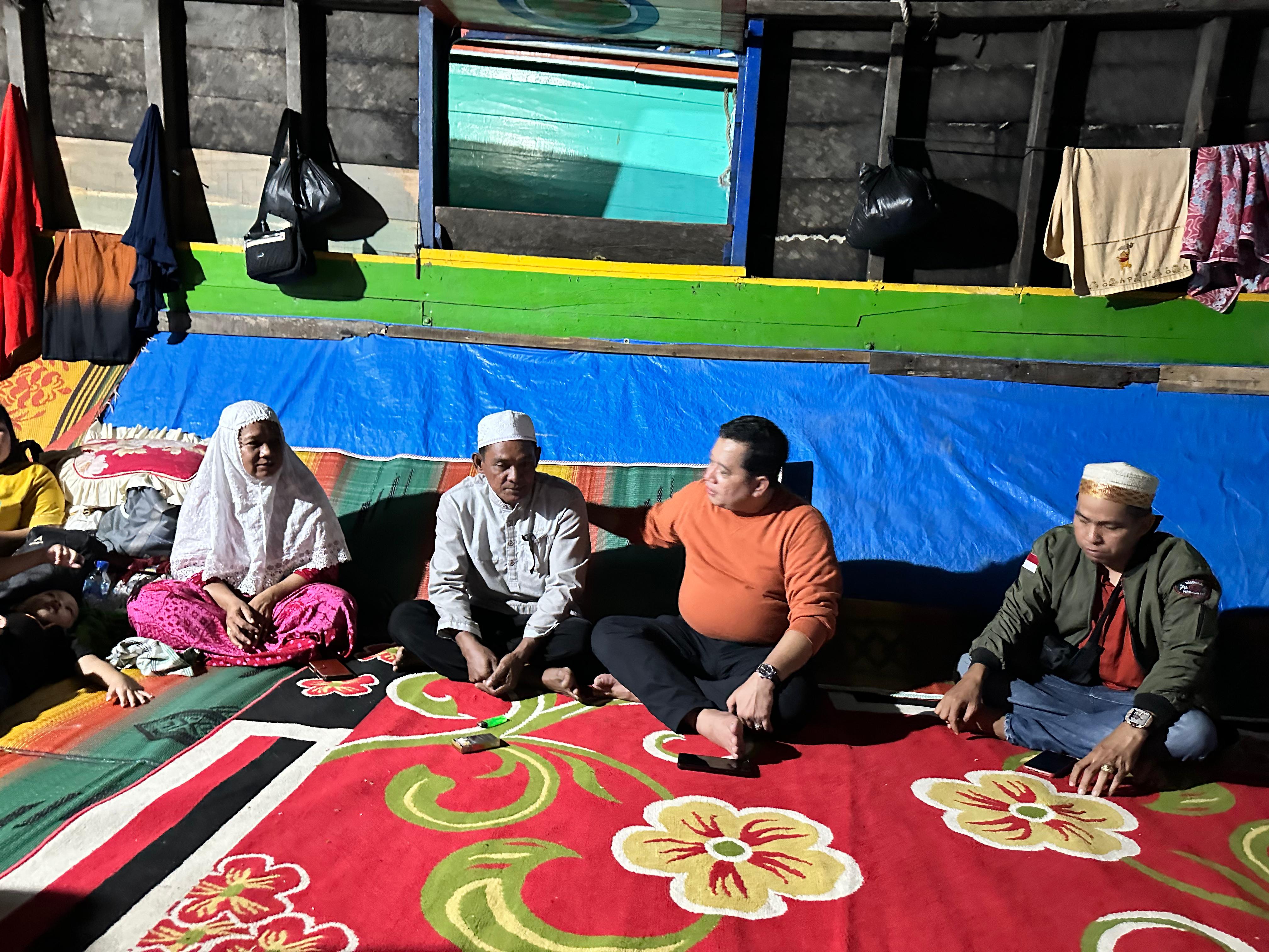 Tradisi Suku Bugis, Menginap di Kapal Tongkang Sebelum Masuk Asrama Haji