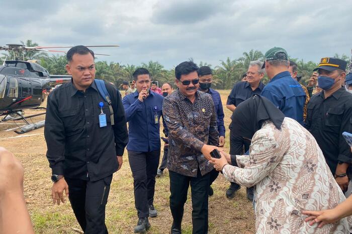 Kunker ke Muratara, Menteri Agraria Serahkan Sertipikat Tanah ke SAD