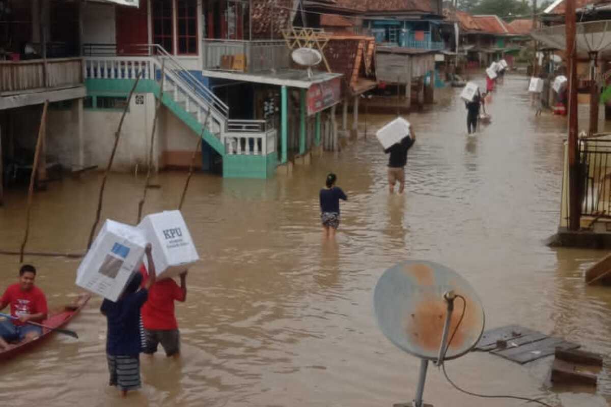 Hujan Warnai Pencoblosan di Kecamatan Rawas Ilir Muratara