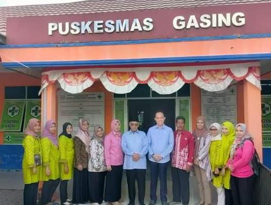 Heboh, Paslon Foto Bareng dengan Pegawai Puskesmas, Camat Dampingi Berikan Bantuan Korban Kebakaran