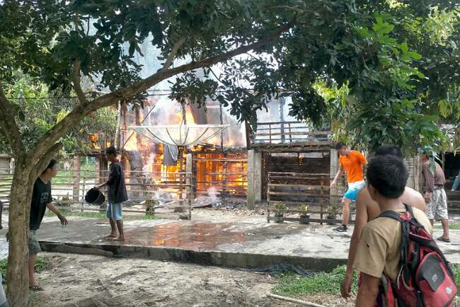 Matsri Sudah Lanjut Usia Masih Kuat Menyadap Karet, Rumahnya Terbakar Habis Saat Ditinggalkan 