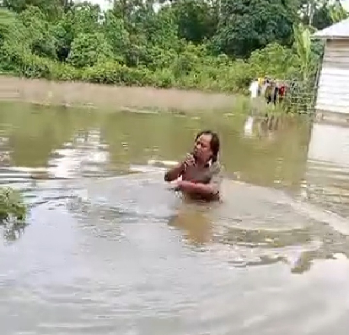 Banjir Tak Halangi Warga Muratara untuk Menghibur Diri