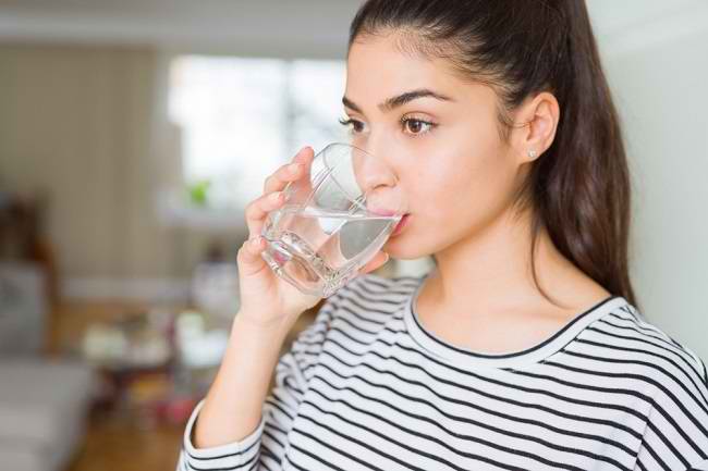 4 Kebiasaan yang Membuat Kinerja Otak Turun, Salah Satunya Kurang Minum Air Putih