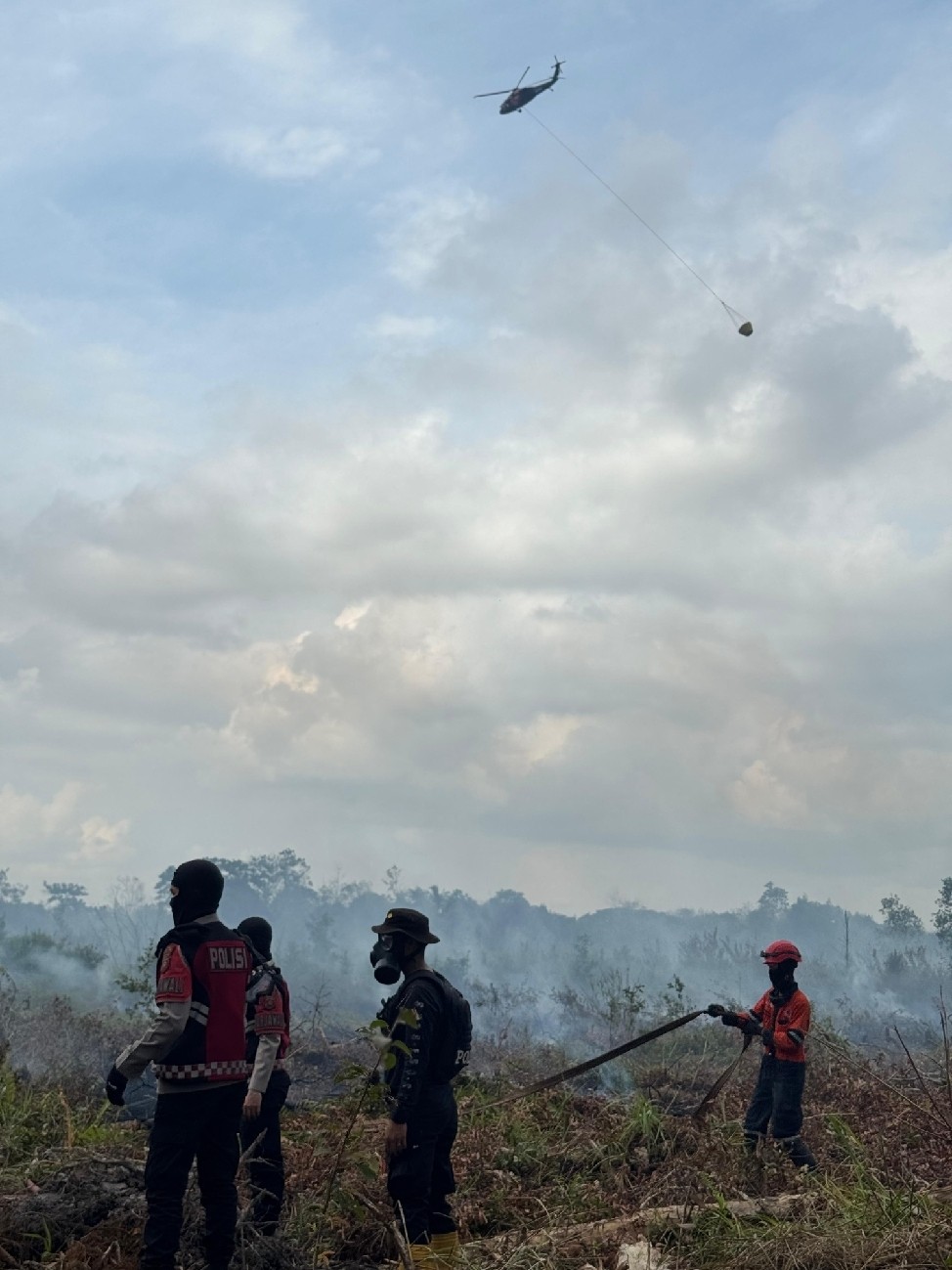 Helikopter Water Bombing, Bantu Padamkan Karhutla  di Sungai  Rambutan Ogan Ilir 