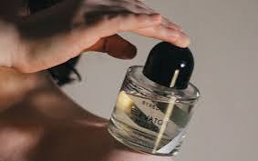 Jangan Salah! 5 Bagian Tubuh Ini Tidak Boleh Disemprotkan Parfum