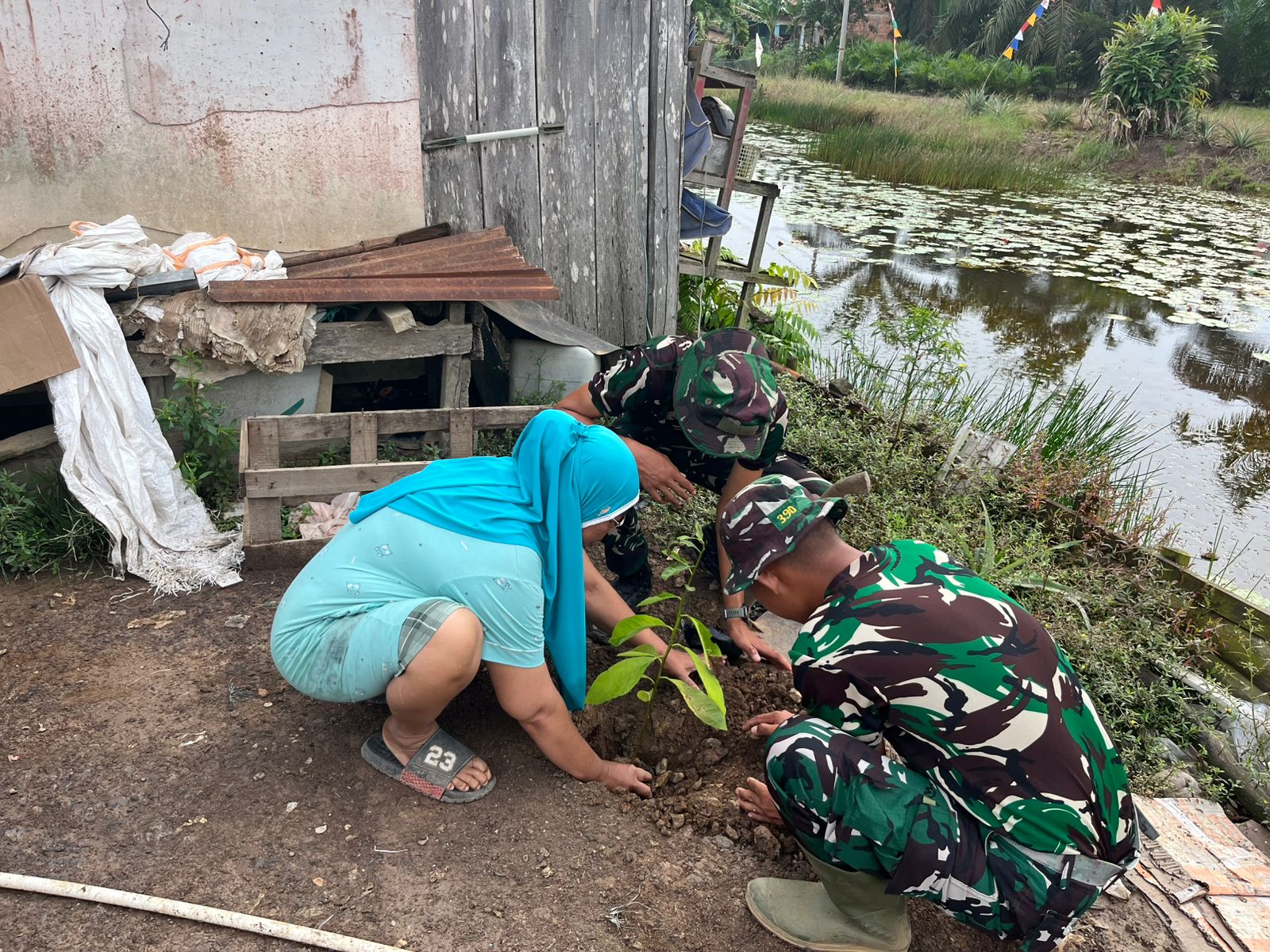 Peduli Lingkungan, Satgas TMMD ke-127 Bersama Warga Tanam Pohon di Bantaran Sungai Desa Wonosari
