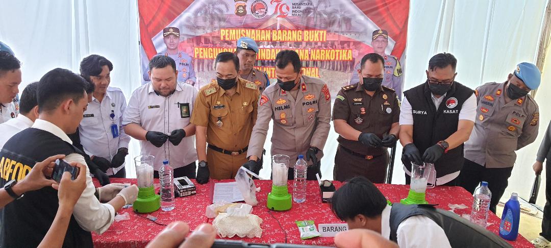 Jelang Hari Bhayangkara, Polres Ogan Ilir Musnahkan 2 Kg Sabu dan 91 Butir Ekstasi, Selamatkan 20.884 Jiwa