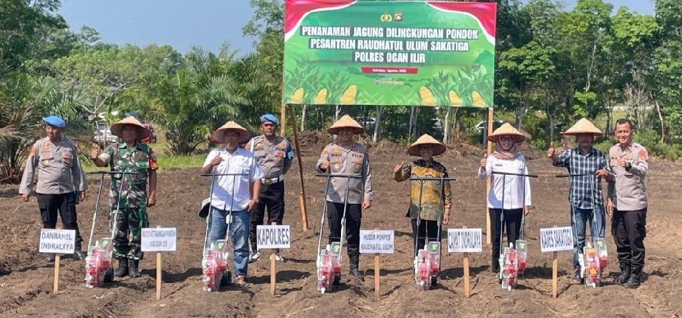 Polres Ogan Ilir Gelar Penanaman Jagung di Pondok Pesantren Raudhatul Ulum Sakatiga
