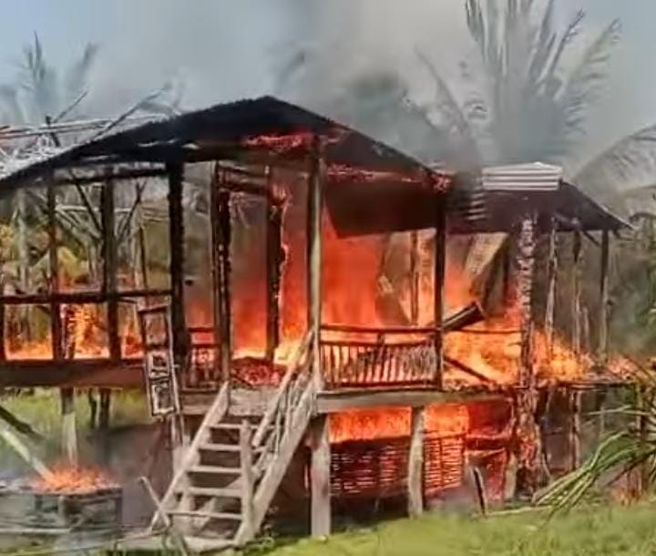 Rumah Panggung di Desa Maju Jaya Pemulutan Ludes Terbakar, Polsek Pemulutan Berikan Bantuan
