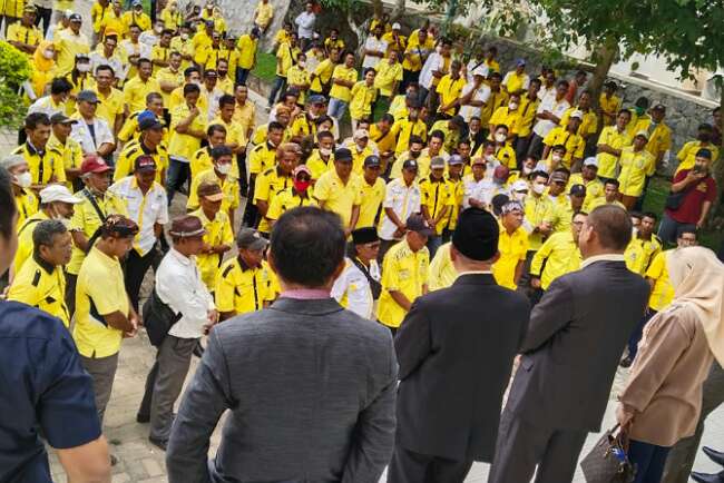 Gedung DPRD Ogan Ilir Berubah Kuning, Massa Golkar Ingatkan, 'Jangan Main-main dengan Isu PAW'