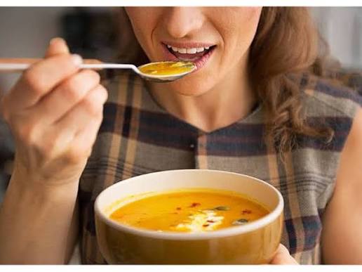 Jangan Panik! 7 Cara Ampuh Mengatasi Lidah Terbakar Setelah Makan Makanan Panas