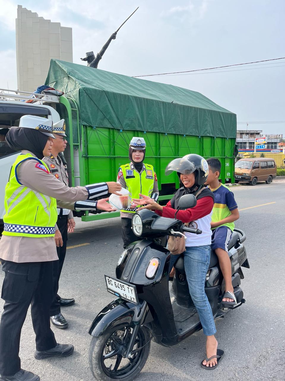 Polres Ogan Ilir Bagi-Bagi Takjil Pengendara