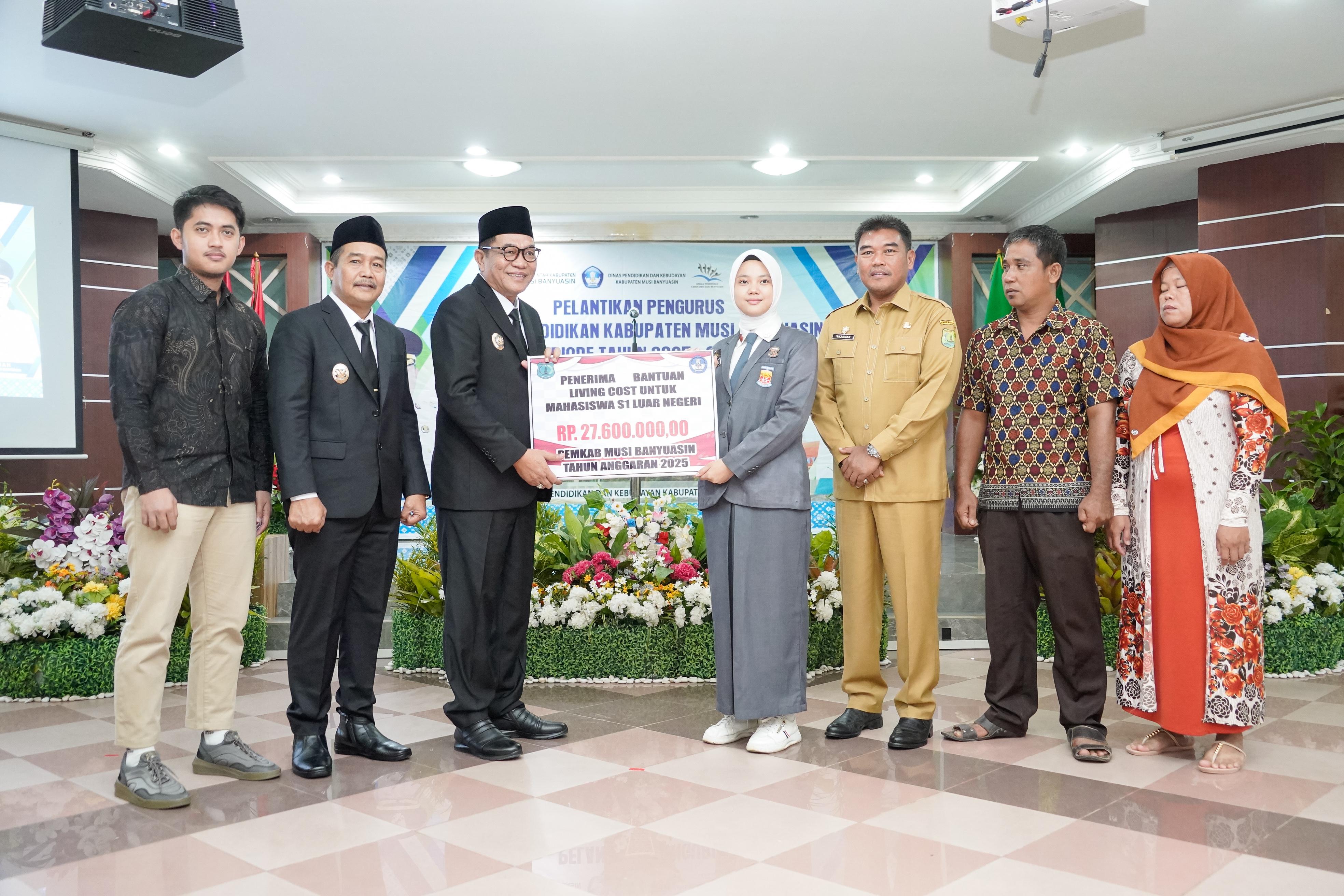 Apresiasi Prestasi, Bupati Toha Serahkan Bantuan Living Cost Rp27,6 Juta kepada Mahasiswa Asal Muba